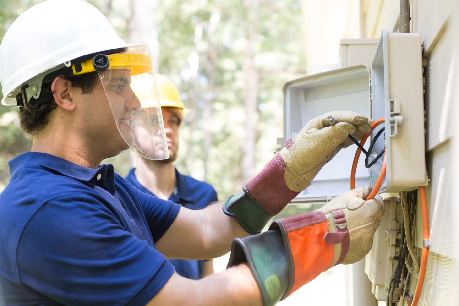 Deux réparateurs travaillent sur de nouvelles connexions de boîte de câble